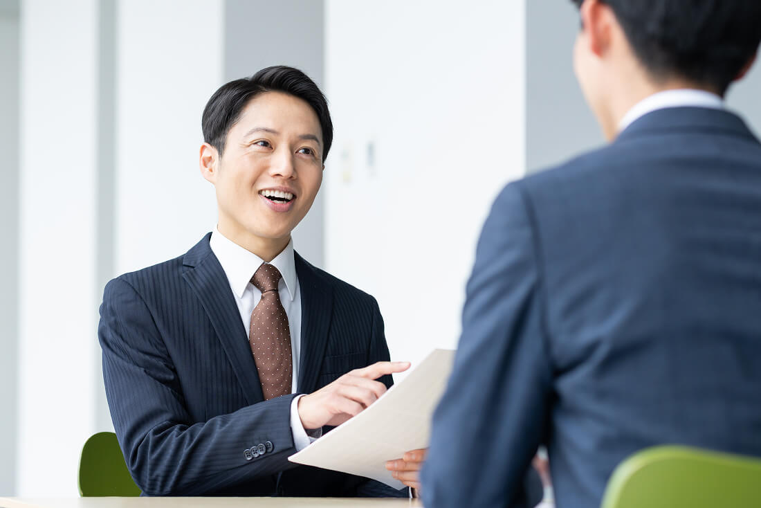 ビジネスマンが談笑している様子
