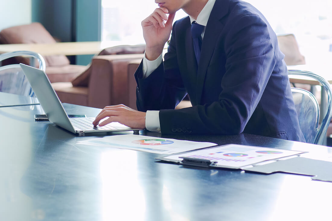 ビジネスマンがパソコンを眺めている様子